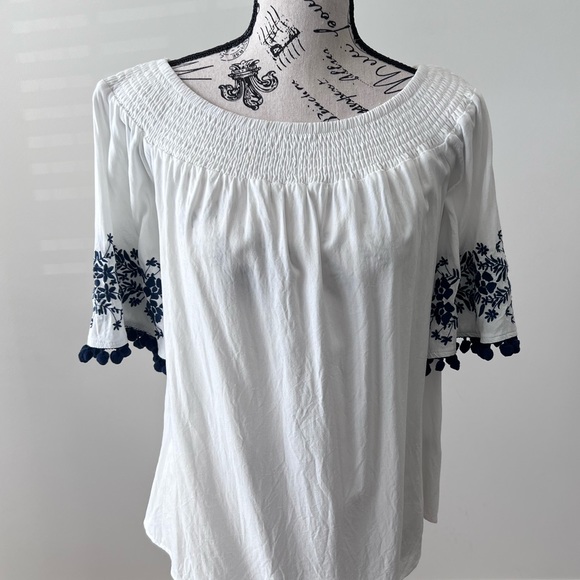 Show Me Your Mumu Boho Presley Embroidered Tunic White with Blue Flower Sz S - Picture 3 of 10